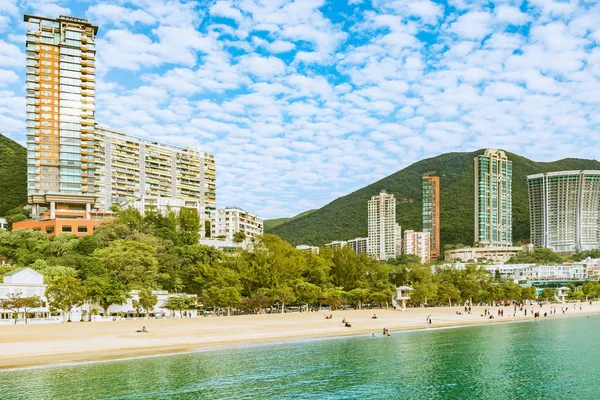 Repulse Körfezi 'ndeki boş sahil. Hong Kong.