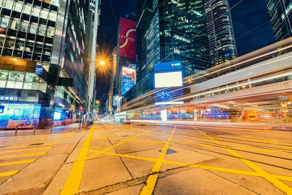 Distrito Central, Hong Kong - 13 de diciembre de 2016: Vista nocturna de las calles de la ciudad . —  Fotos de Stock