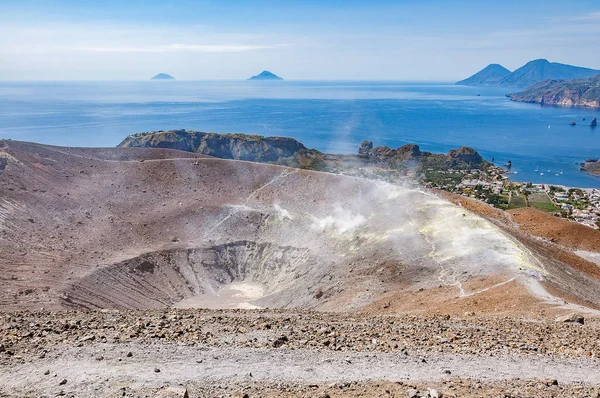 Rökkrater från vulkanen. Vulkanön. — Stockfoto
