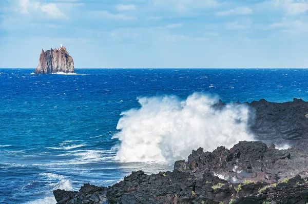Vågor vid Stromboli ön. Lipari öarna. Italien. — Stockfoto
