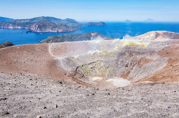 Rökkrater från vulkanen. Vulkanön. Italien. — Stockfoto