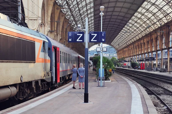Passenger international train to Moscow stands by the platform before departure. Nice. — Stock Photo, Image