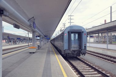 yolcu treni platformu kalkar.
