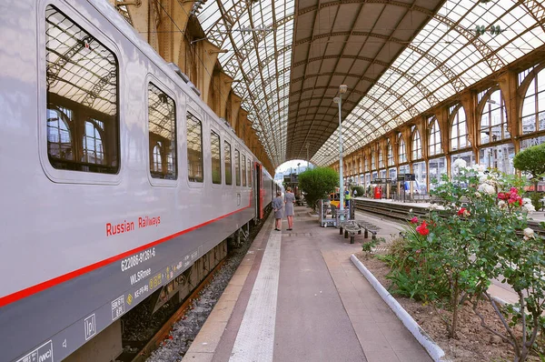 Nice, France - May 26, 2012: Passenger international train Nice-Moscow stands by the platform before departure. Train Nice-Moscow goes one time per week. — Stock Photo, Image