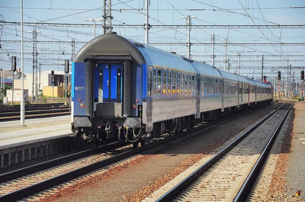 Passagierstrein vertrekt vanaf het perron. Tsjechische Republiek. — Stockfoto