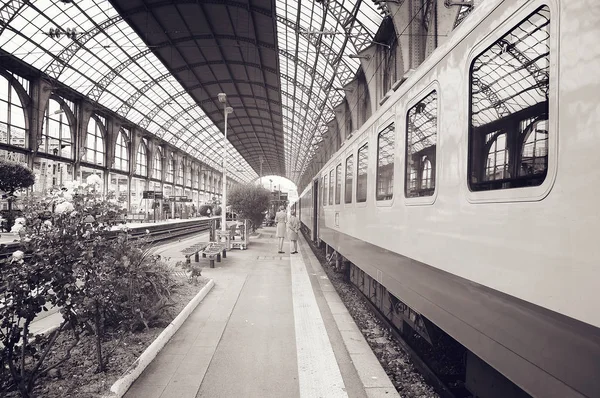 Пассажирский поезд стоит у платформы перед вылетом. — стоковое фото
