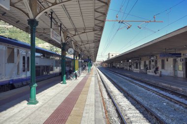 Ventimiglia, İtalya - 22 Mayıs 2012: Yolcu treni gündüz vakti platformun yanında duruyor.