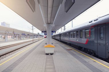 Yolcu treni platformdan ayrılıyor. Linz. Avusturya.