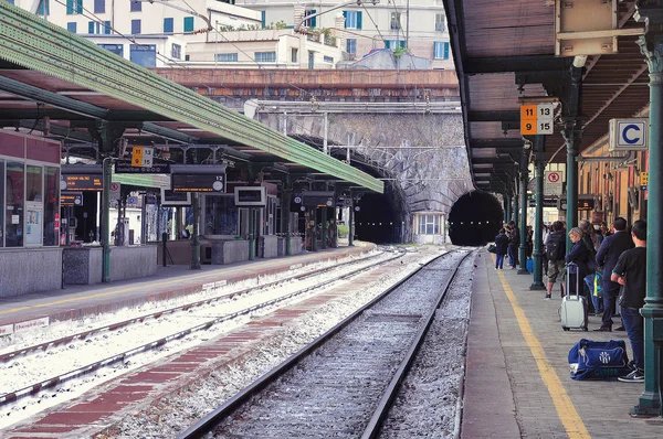 Genova, Italien - 22 maj 2012: Passagerare väntar på intercitytåget på dagen. — Stockfoto