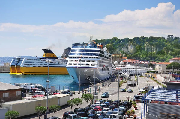 Kreuzfahrtschiffe im Hafen. Schön. Frankreich. — Stockfoto