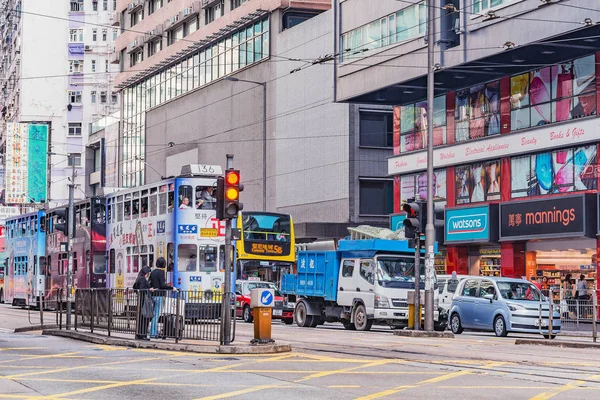 Distrito Central, Hong Kong - 11 de dezembro de 2016: bondes retro, ônibus e carros nas ruas da cidade . — Fotografia de Stock