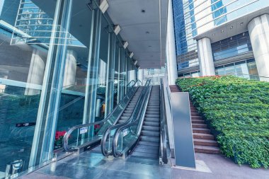 Şehir merkezinde boş yürüyen merdiven var..