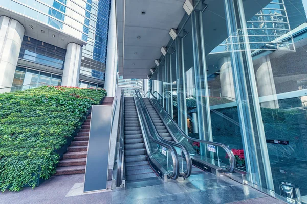 Şehir merkezinde boş yürüyen merdiven var..