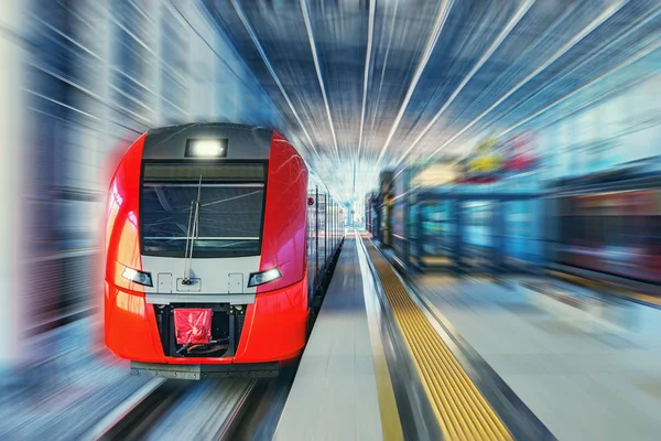 Tren de alta velocidad de pasajeros se mueve rápido a lo largo de la plataforma de la estación de tren . —  Fotos de Stock