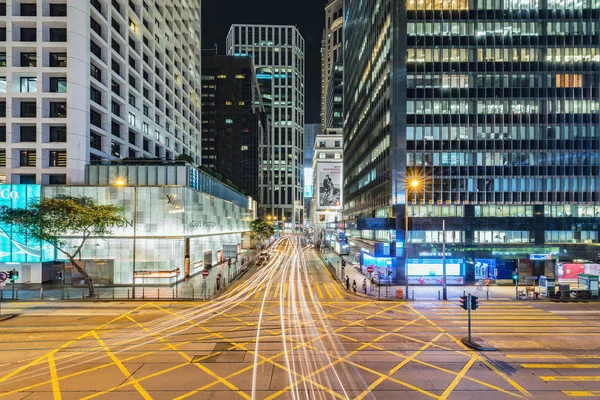 Distrito Central, Hong Kong - 13 de diciembre de 2016: Vista de las calles nocturnas de la ciudad . — Foto de Stock