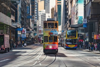 Merkez ilçe, Hong Kong - 10 Aralık 2016: Retro tramvay, otobüs ve şehir sokaktaki insanlara.