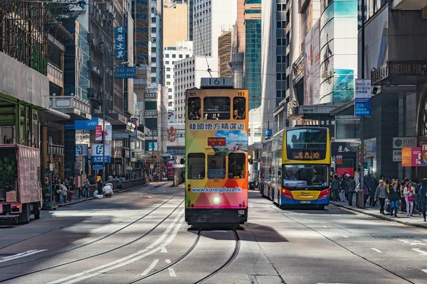 중앙 지구, 홍콩-12 월 10 일, 2016: 레트로 전차, 버스 및 도시 거리에 사람들이. — 스톡 사진