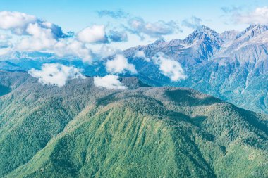 Gün batımında Kafkasya dağları. Soçi. Rusya.