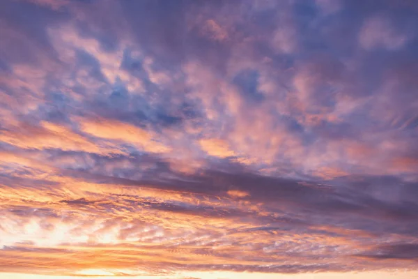 Incrível paisagem nublada no céu ao pôr do sol. — Fotografia de Stock