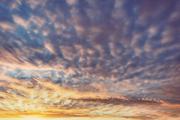 Increíble paisaje nuboso en el cielo al atardecer. —  Fotos de Stock