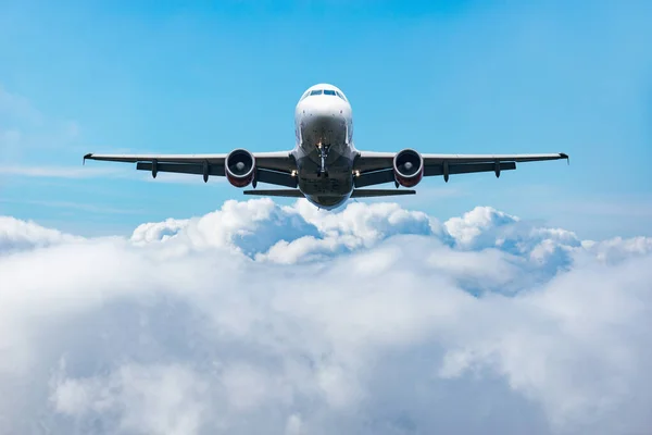 Flug des Passagierflugzeugs über den Wolken bei Tag. — Stockfoto