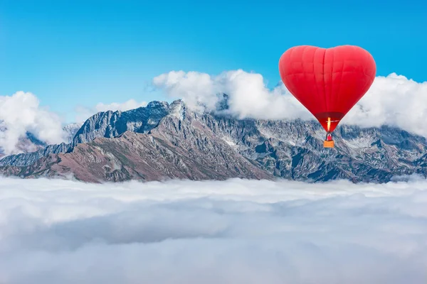 Πρωινή πτήση από το αερόστατο ζεστού αέρα πάνω από τα βουνά και τα σύννεφα. — Φωτογραφία Αρχείου