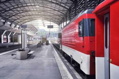 Yolcu treni kalkıştan önce istasyon platformunun yanında duruyor. Luzern. İsviçre.