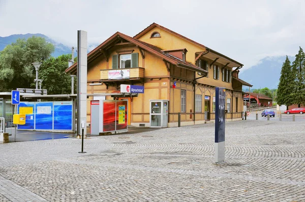 Alpnachstad, Schweiz - 02. Juli 2012: Aussenansicht des Bahnhofsgebäudes im Retro-Stil. — Stockfoto