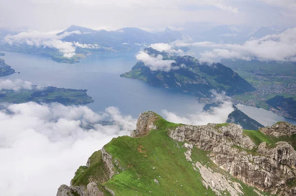 Švýcarské Alpy a jezera v deštivém dni. Luzern Canton. Švýcarsko. — Stock fotografie