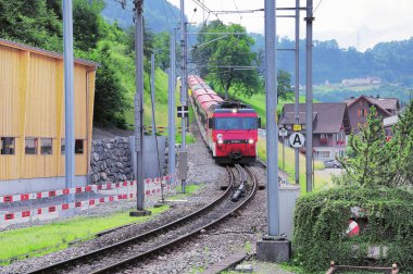 Giswil, İsviçre - 4 Temmuz 2012: Yolcu treni istasyona yaklaşıyor.