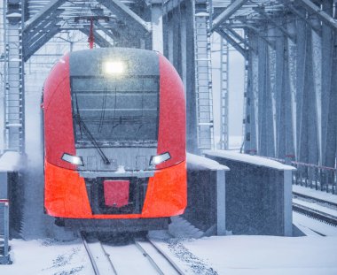 Yolcu hızlı treni kış vakti köprüden geçer..