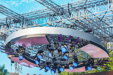 Gösteriden önce sahne için profesyonel aydınlatma ekipmanları.