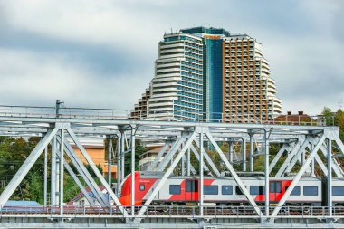 Sochi, Rusya, 10 Ekim 2019: Lüks otelin yanındaki köprüde yolcu treni.