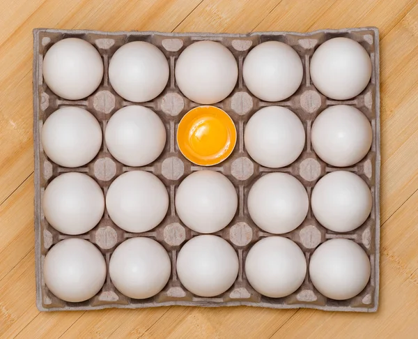 लाकडी टेबलवर राखाडी पुठ्ठा बॉक्समध्ये व्हाइट चिकन अंडी . — स्टॉक फोटो, इमेज