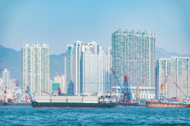 Kowloon limanında konteyner gemileri var..