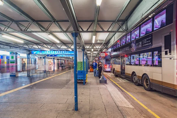 Kowloon, Hong Kong - 11 de dezembro de 2016: Os autocarros estão ao lado das plataformas antes da partida . — Fotografia de Stock