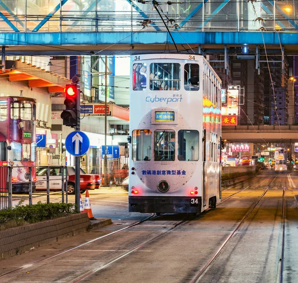 Central District, Hong Kong - 11 december 2016: Traditionele passagierstrams verplaatsen zich op de avondstraat. — Stockfoto