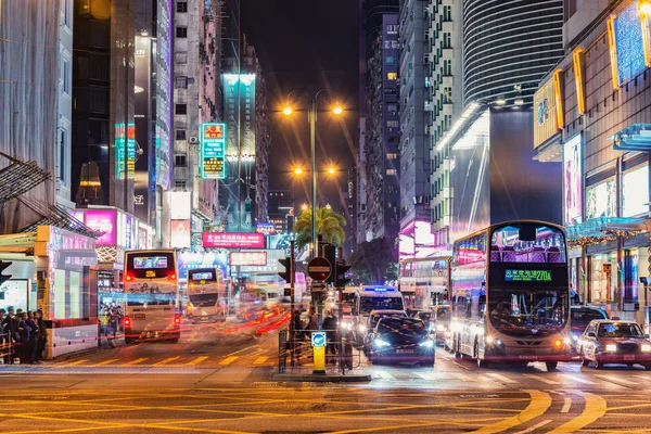 Kowloon, Hong Kong - 11 Aralık 2016: Akşam vakti Nathan Road 'da otobüsler ve arabalar. — Stok fotoğraf