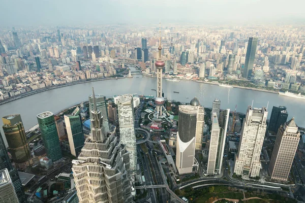 Luchtfoto van het centrum van de stad Shanghai in de ochtend. China. — Stockfoto