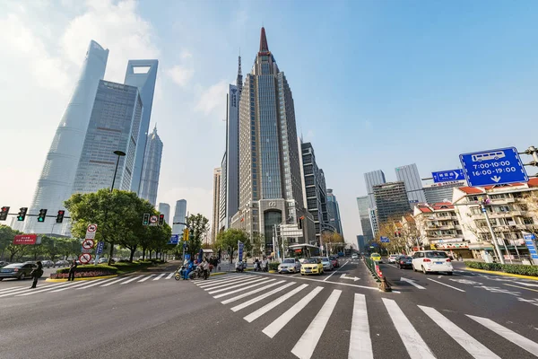 Shanghai, China - 31 december 2016: Kruispunt en straten in het centrum van de stad overdag. — Stockfoto
