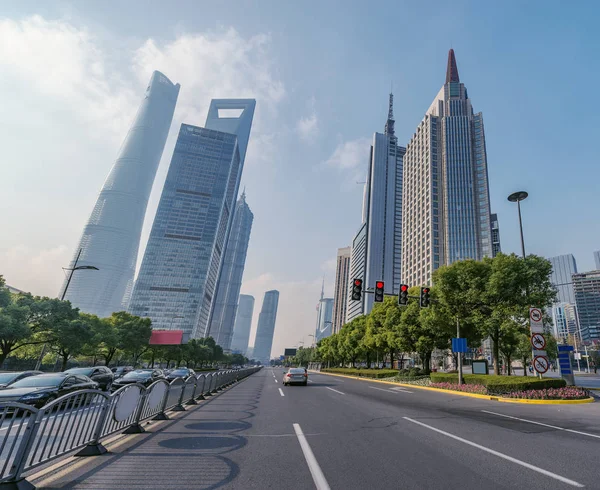 Brede laan in het centrum van de stad op dag tijd. — Stockfoto