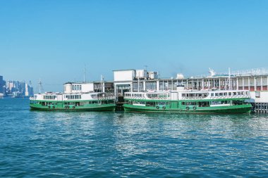 Rıhtımdaki yolcu feribotları. Kowloon. Hong Kong.