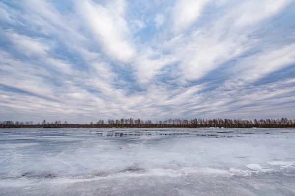 Akşam vakti göl yüzeyinde buz. — Stok fotoğraf