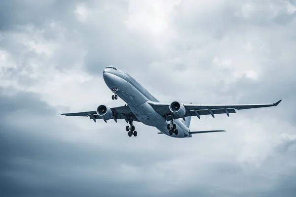 Lądowanie samolotu pasażerskiego w okresie letnim. — Zdjęcie stockowe