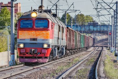 Yük treni sabah istasyona yaklaşıyor..