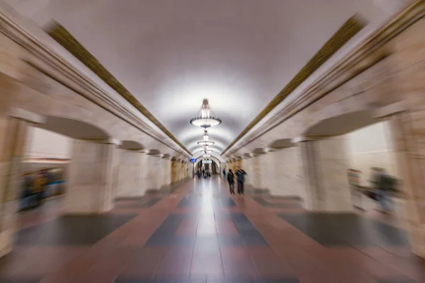 Metro istasyonunun akşam saatindeki görüntüsü bulanık. — Stok fotoğraf