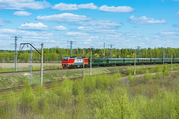 北京からモスクワへの旅客列車が駅に接近. — ストック写真