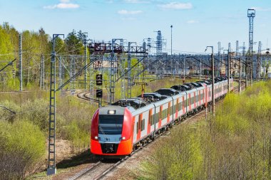 Modern yüksek hızlı tren ilkbahar sabahı istasyon da hareket eder.