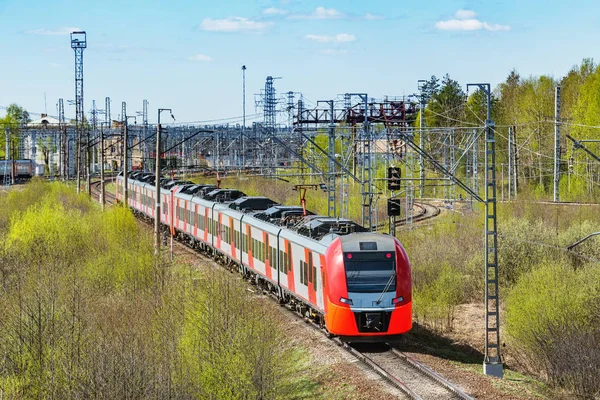 現代の高速列車が駅を通り抜ける. — ストック写真