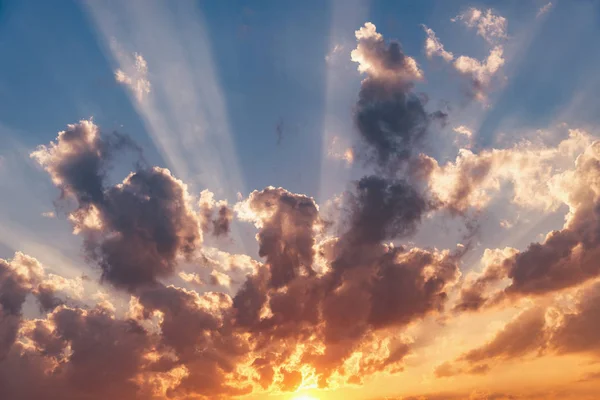 Incrível paisagem nublada no céu ao pôr do sol. — Fotografia de Stock